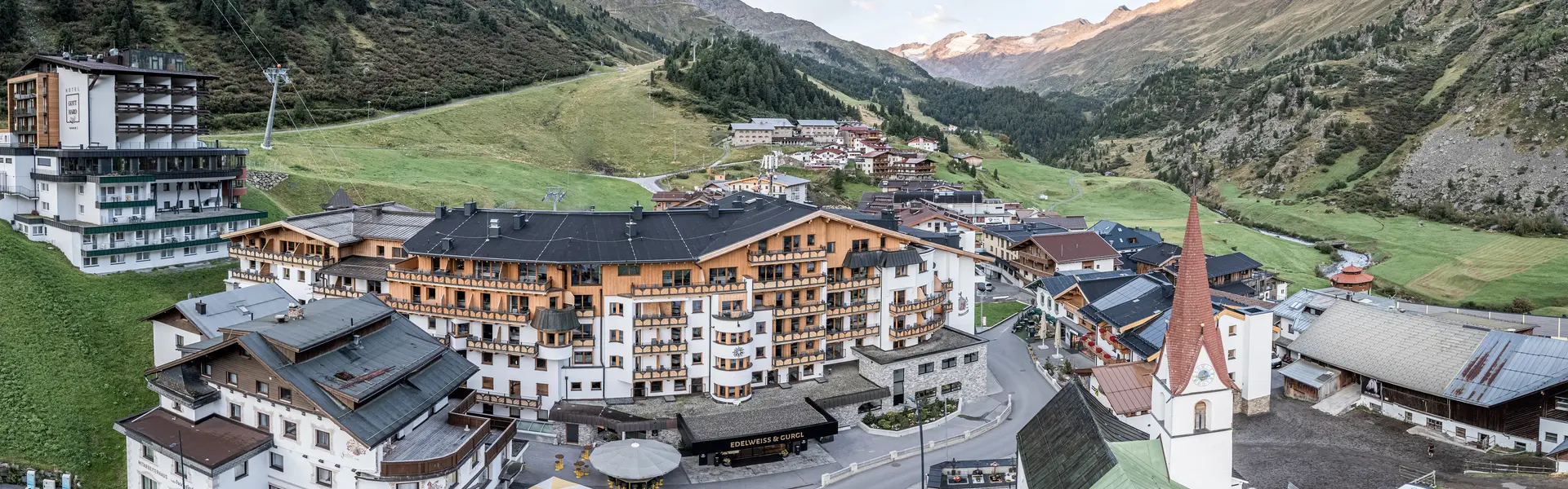 Aussenansicht des Edelweiss & Gurgl im Sommer