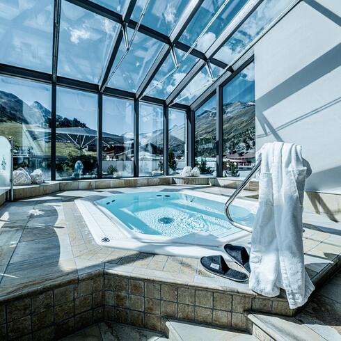 Whirlpool in the Glacier SPA with a view of the Ötztal mountains