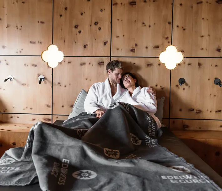 Pärchen im Wellness Ruheraum